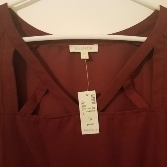 🌹NWT 2X Geometric Neckline Wine Top - Picture 2 of 5